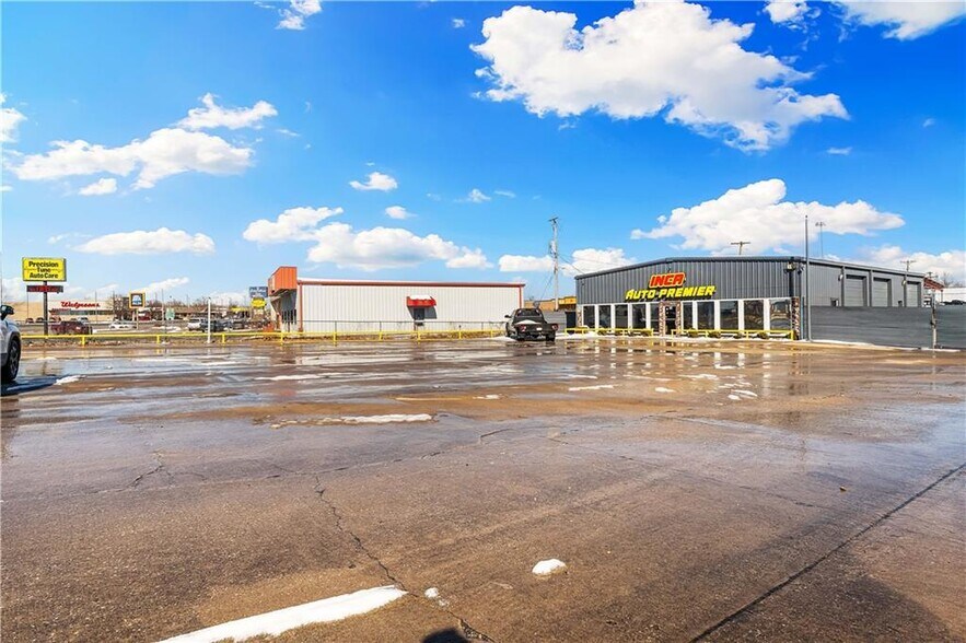 More Photos Of 2105 S Thompson St, Springdale Light Distribution For Sale