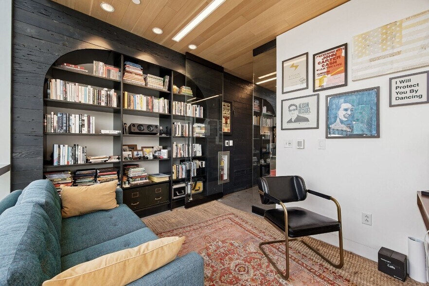 More Photos Of 404 E College St, Iowa City Hotel For Sale