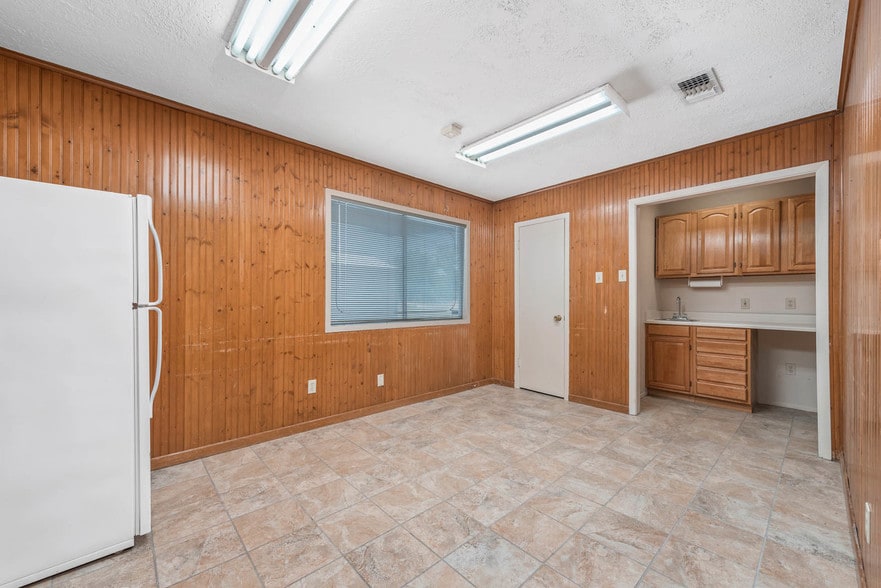 More Photos Of 1803 Greenfield Plz, Bryan Office For Lease
