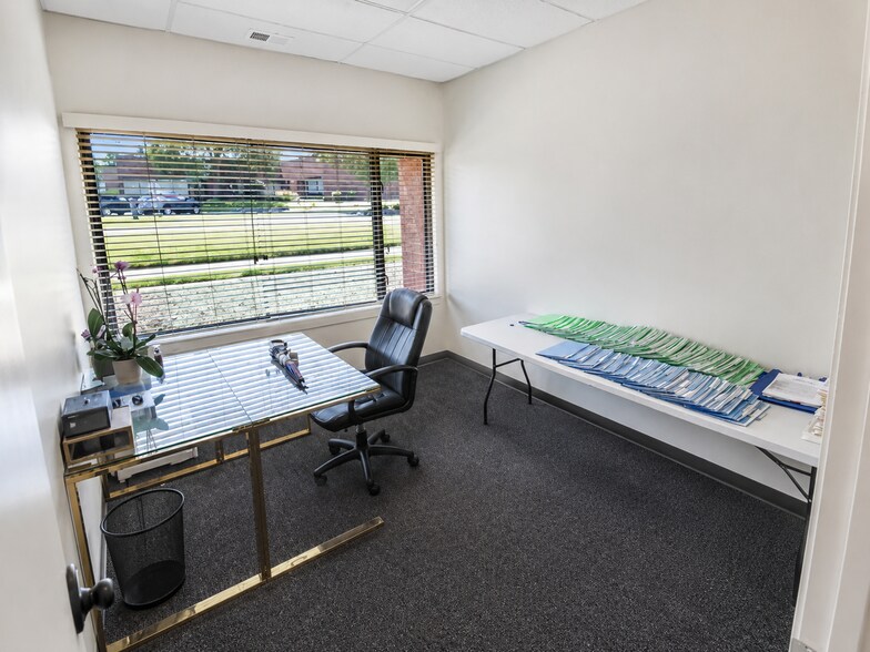 More Photos Of 935 N Plum Grove Rd, Schaumburg Office For Sale