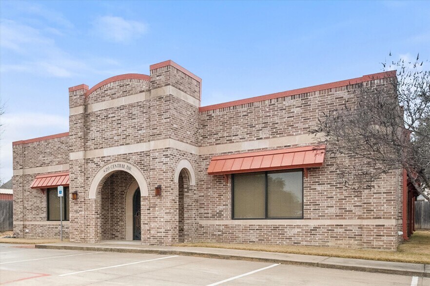 More Photos Of 820 Central Dr, Colleyville Office For Sale