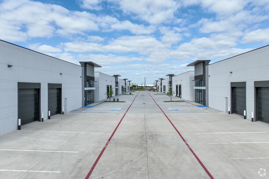 More Photos Of 282 Bucees Blvd, Katy Unknown For Lease