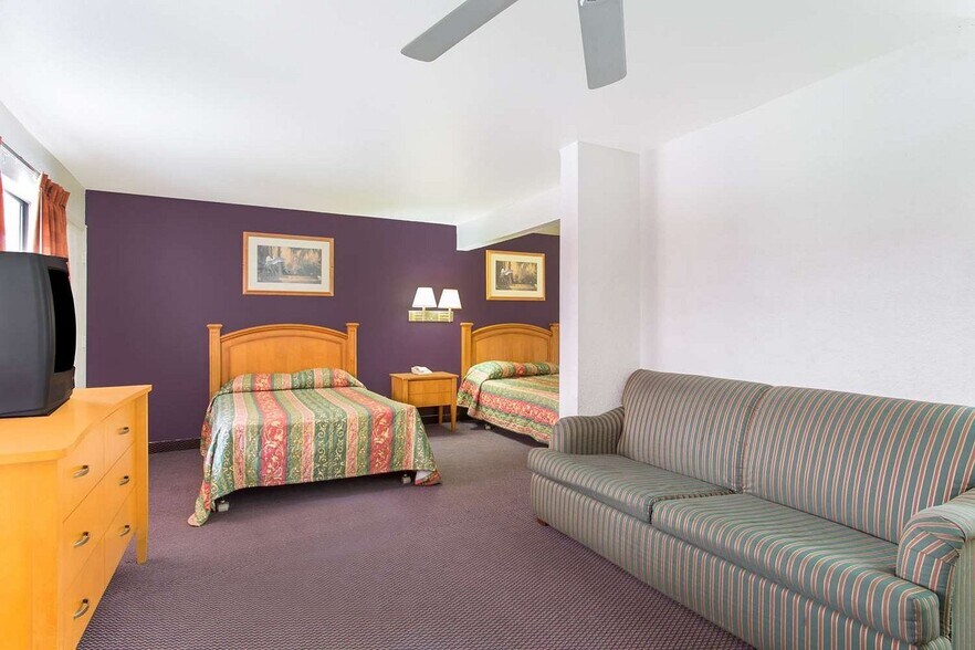More Photos Of 1624 N Black Canyon Hwy, Phoenix Hotel For Sale