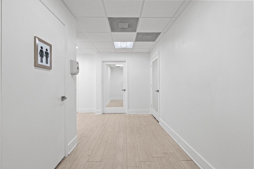 More Photos Of 6330 Manor Ln, South Miami Office For Lease