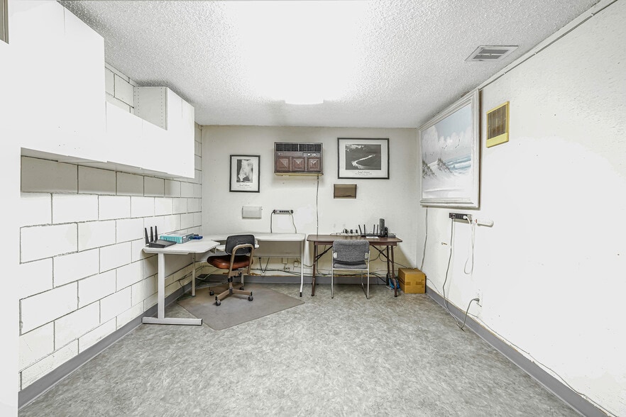 More Photos Of 921 Coolidge Ave, National City Light Manufacturing For Sale