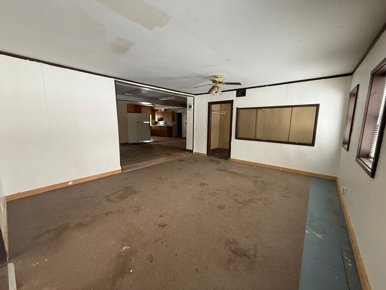 More Photos Of 358 S Oak St, Lone Rock Office For Sale