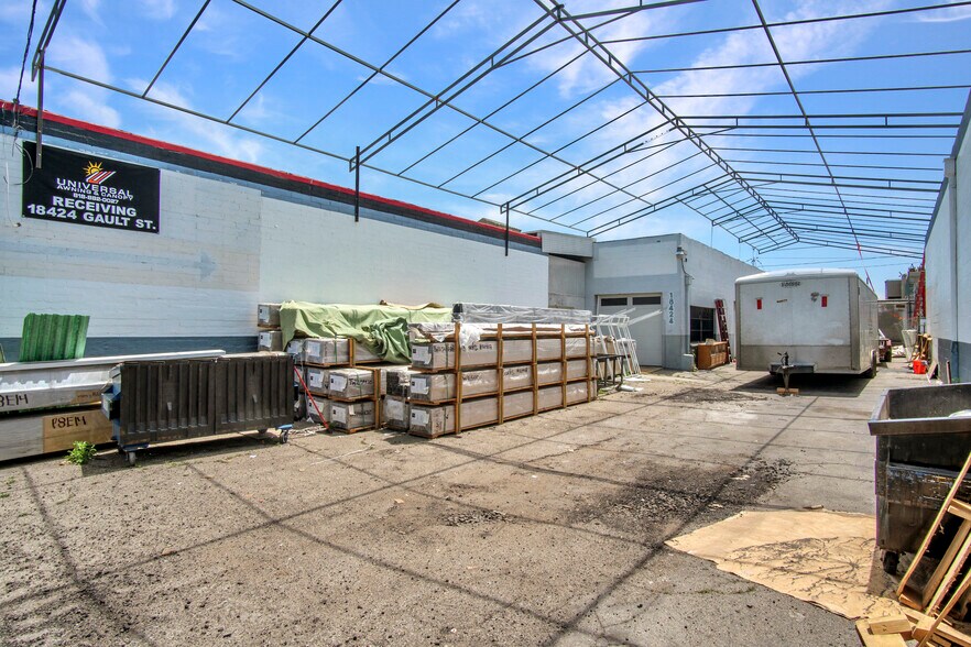 More Photos Of 18422-18428 Gault St, Reseda Warehouse For Lease