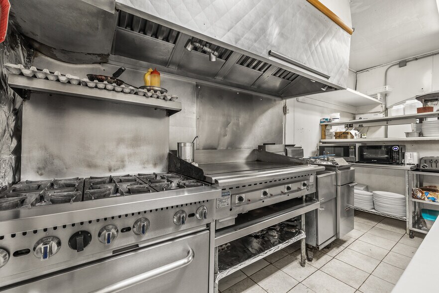 More Photos Of 6569 Cameron Ave, Vesper Restaurant For Sale