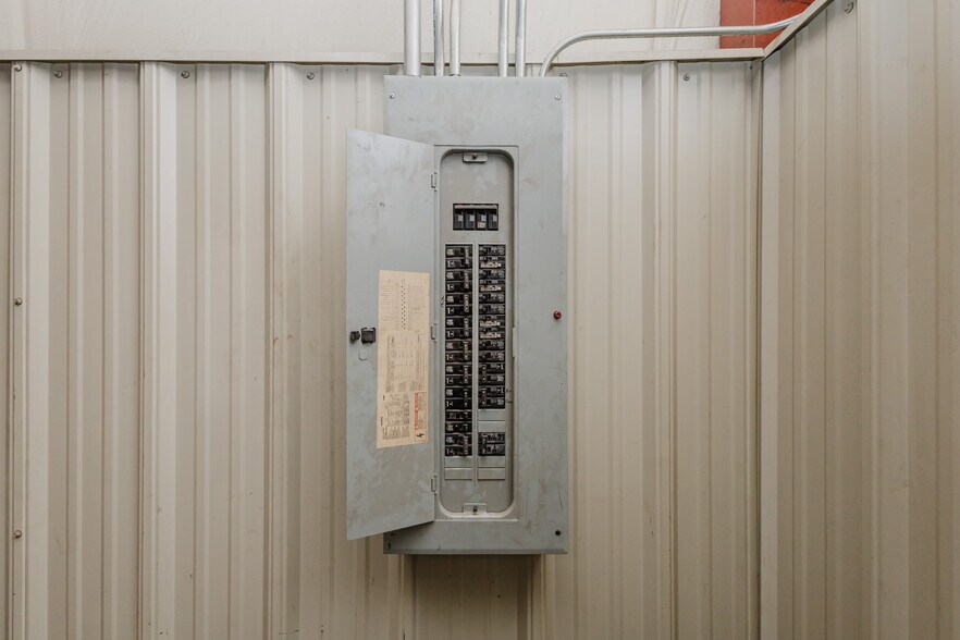 More Photos Of 2555 N Market St, Wichita Auto Repair For Sale