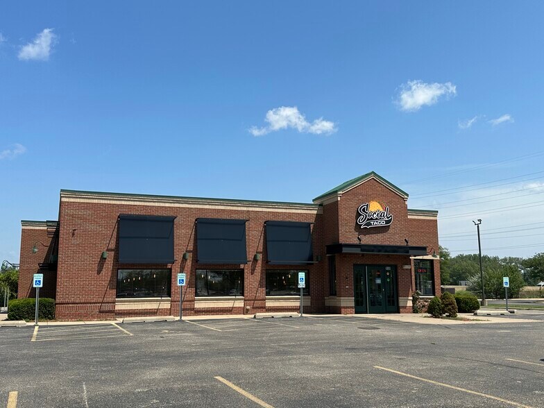 More Photos Of 900 Riverside Dr, East Peoria Restaurant For Sale