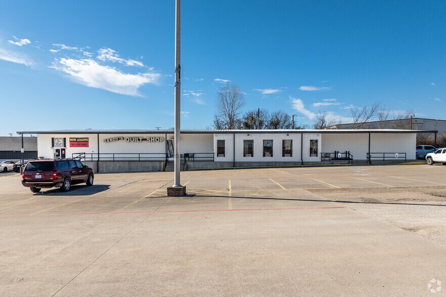 More Photos Of 613 N Broadway St, Joshua Department Store For Lease