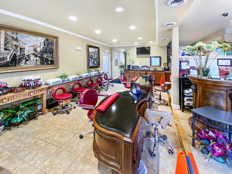 More Photos Of 108 Church St NE, Vienna Freestanding For Sale