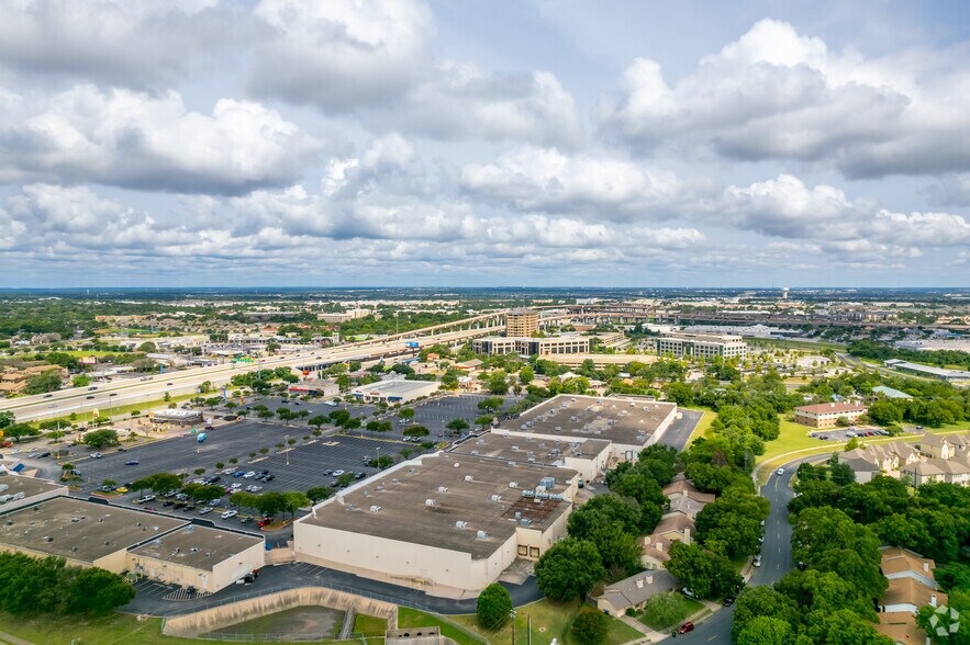 More Photos Of 13729 Research Blvd, Austin Freestanding For Lease