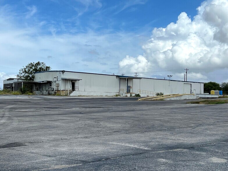 More Photos Of 7659 S US-281, Pleasanton Industrial For Sale