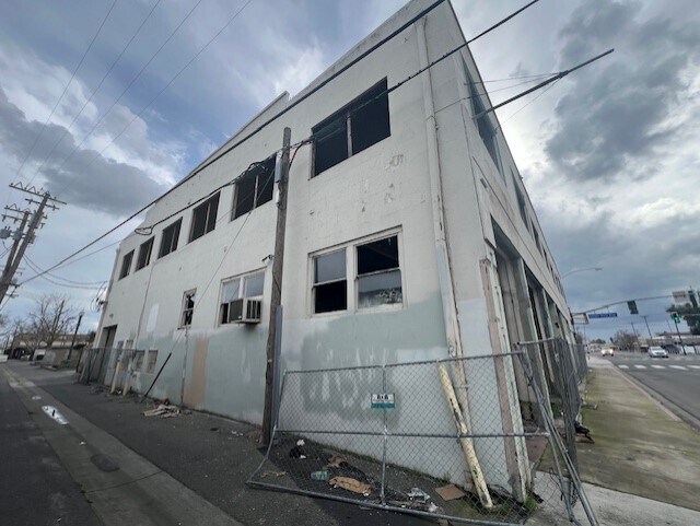 More Photos Of 208 E Olive Ave, Turlock Storefront For Sale