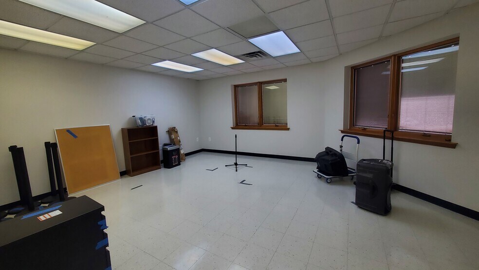 More Photos Of 555 Hospital Dr, Warrenton Office For Sale