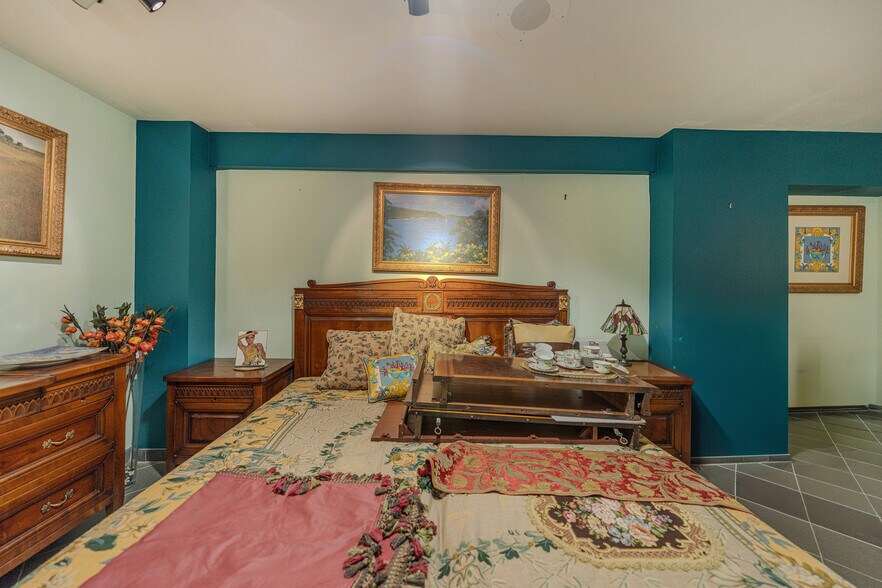 More Photos Of 560 Main St, Fort Lee Freestanding For Sale