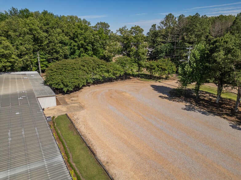 More Photos Of 1006 Lynn Ln, Starkville Flex For Lease