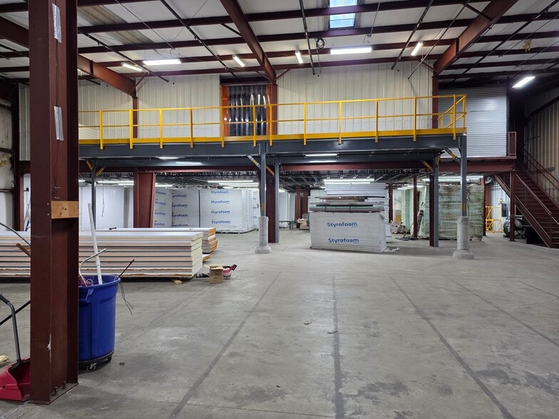 More Photos Of 318 Bell Park Dr, Woodstock Distribution For Lease