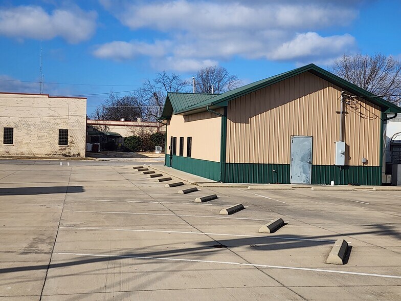 More Photos Of 108 E Pine St, East Prairie Restaurant For Sale