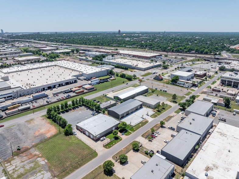 More Photos Of 116 NE 37th St, Oklahoma City Warehouse For Lease