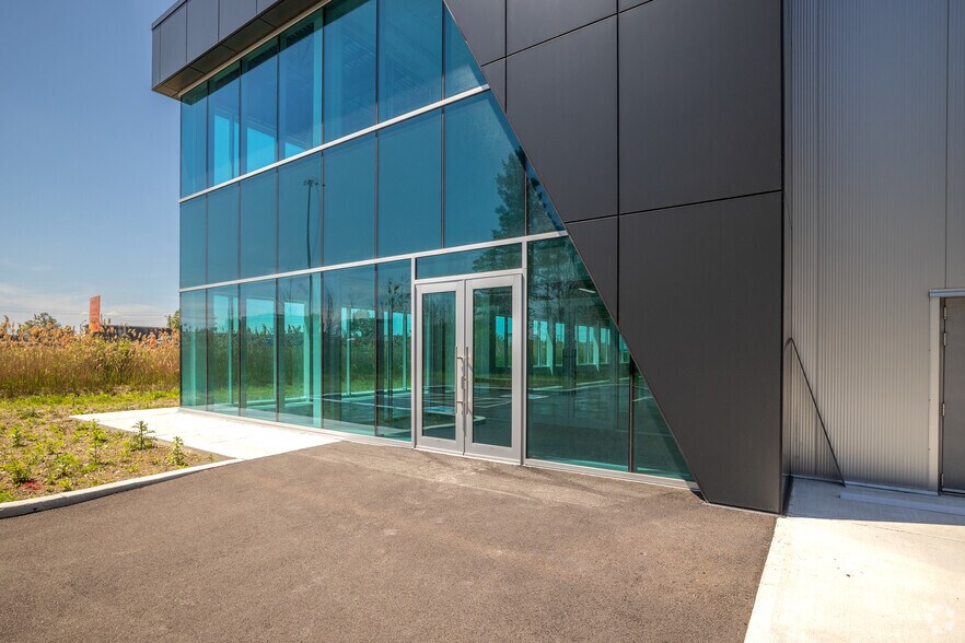 More Photos Of 50 Rue Jean-Paul-Cayer, Blainville Industrial For Sale