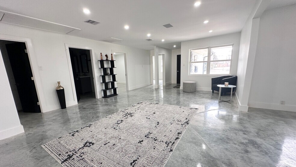 More Photos Of 4738 W. Alabama, Houston Loft Creative Space For Lease