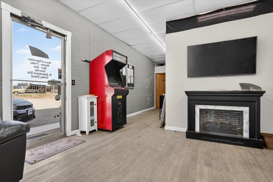 More Photos Of 218 S Comanche Ave, Bartlesville Auto Repair For Sale