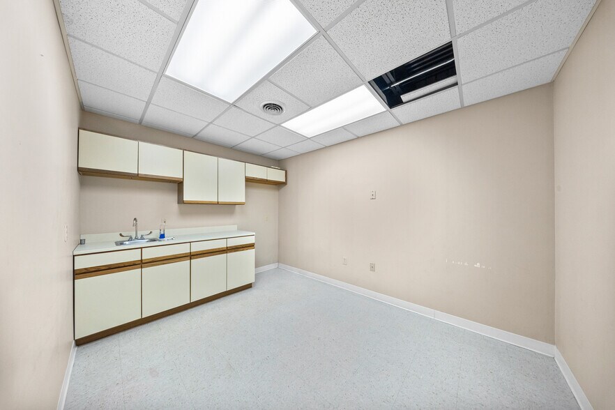 More Photos Of 1901 Winchester Ave, Ashland Office For Sale