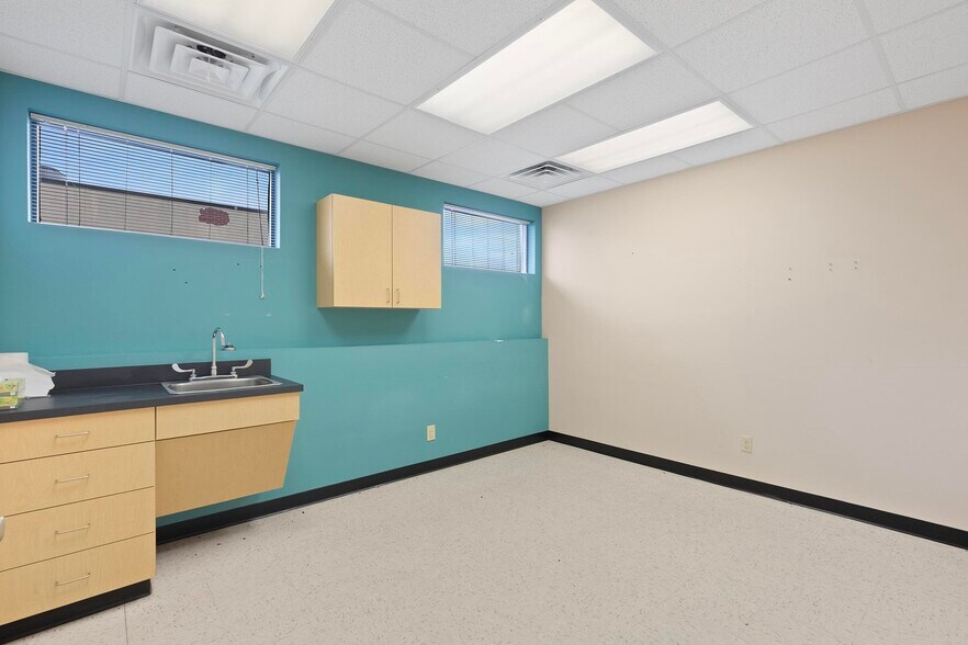 More Photos Of 327 E Airport Dr, Carthage Medical For Sale