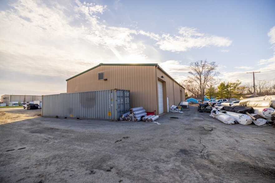 More Photos Of 1621 Se Summit St, Lee's Summit Light Distribution For Lease