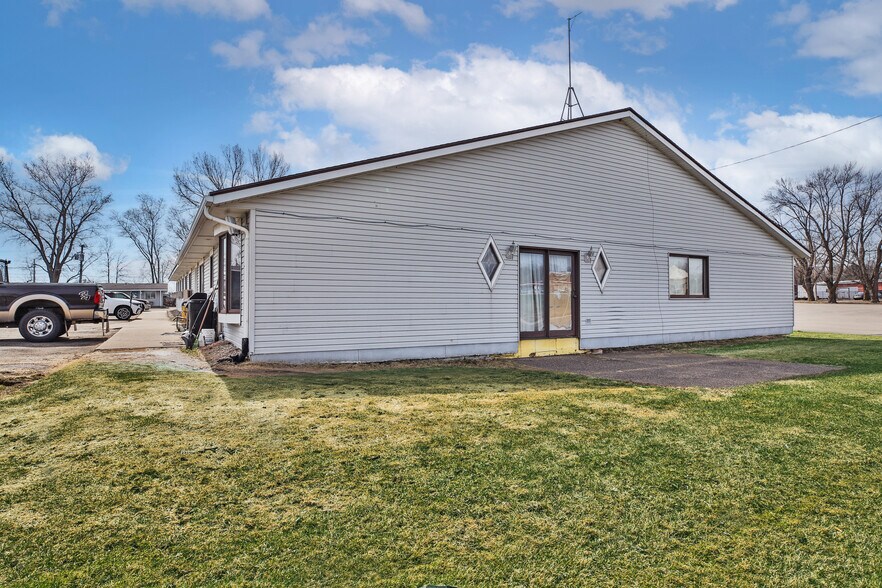 More Photos Of 2102 E Main St, Albert Lea Hotel For Sale