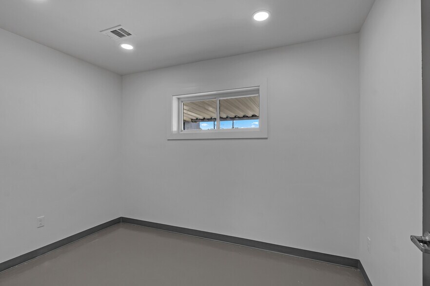 More Photos Of 836 N 1st St, Broken Arrow Coworking Space