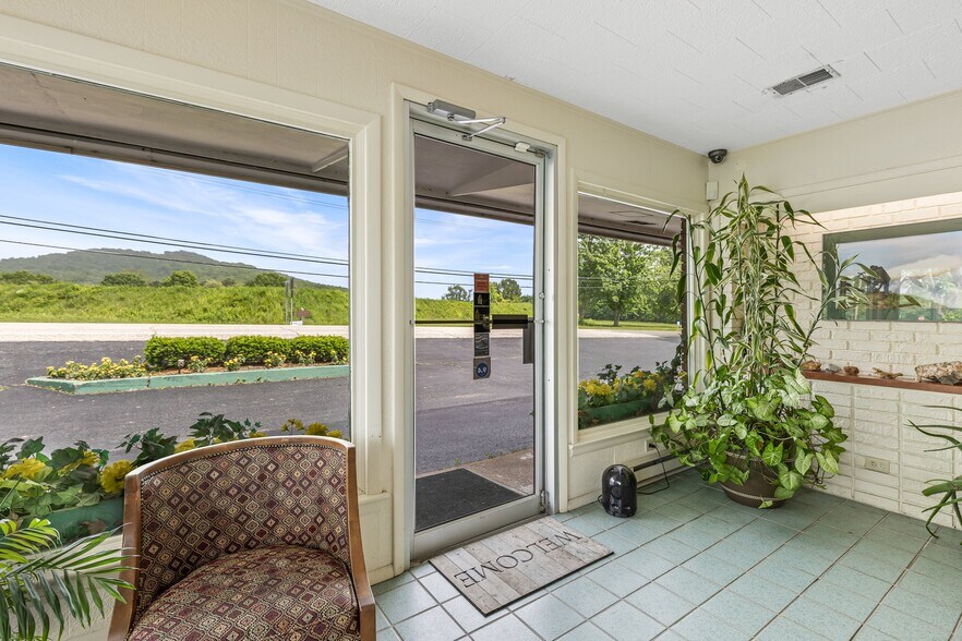 More Photos Of 310 S McCune St, Pilot Knob Hotel For Sale