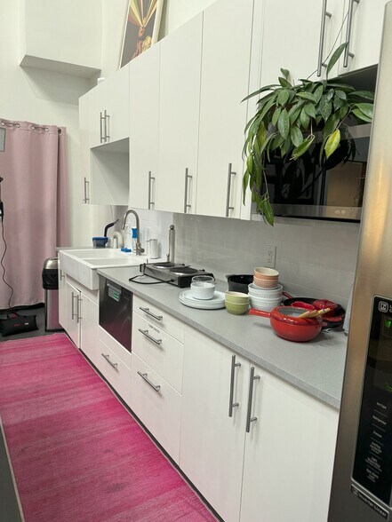 More Photos Of 8950-8956 Ellis Ave, Los Angeles Showroom For Lease