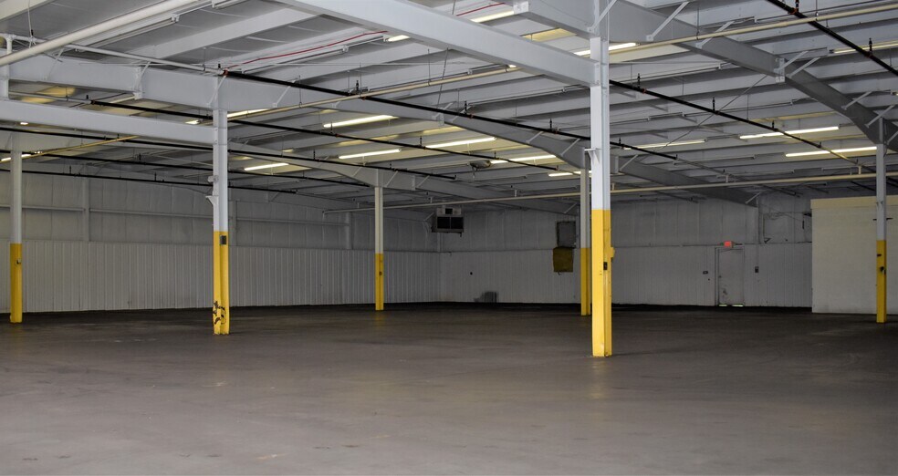 More Photos Of 1312 Barberry Dr, Janesville Distribution For Lease