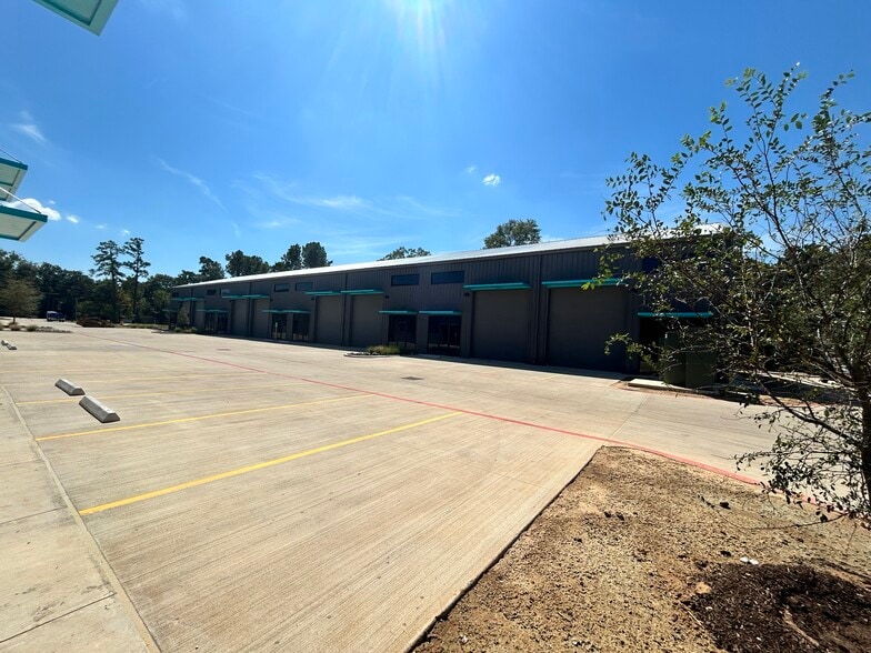 More Photos Of 2007 Airport Rd, Conroe Unknown For Lease