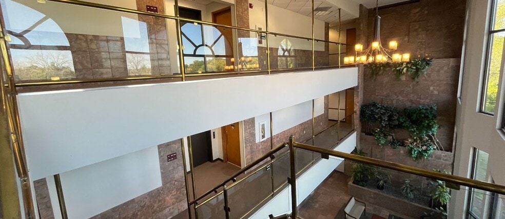 More Photos Of 1000 Edgewater Pt, Lake Saint Louis Office For Sale