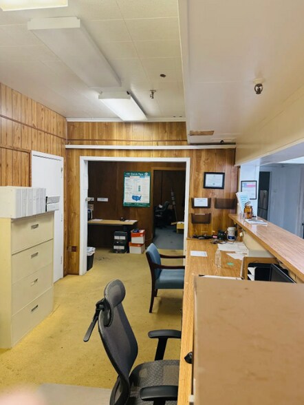 More Photos Of 1050 Detroit Ave, Nederland Distribution For Lease