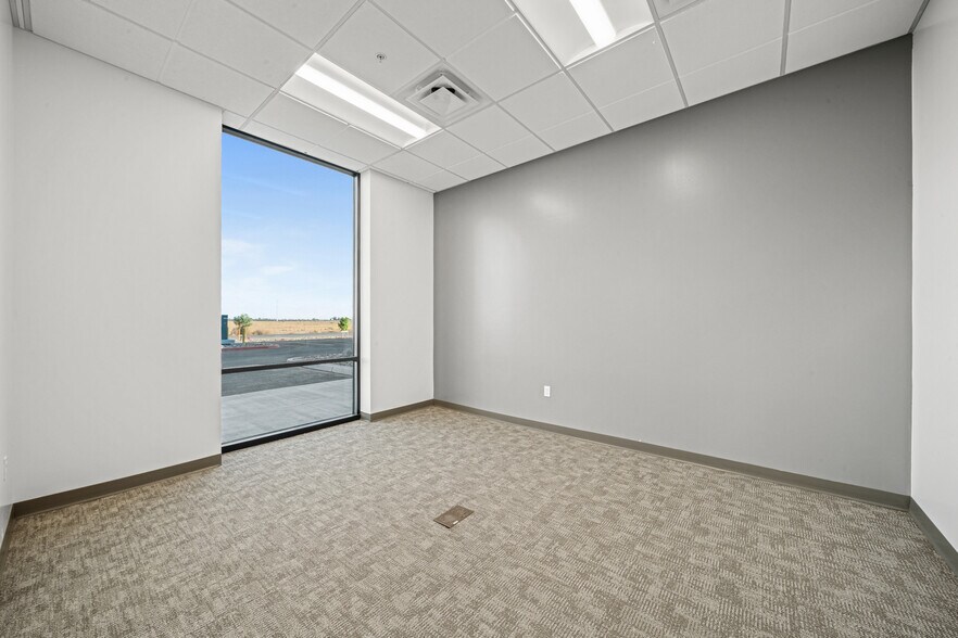 More Photos Of 1749 Gateway Rd, Calexico Unknown For Lease