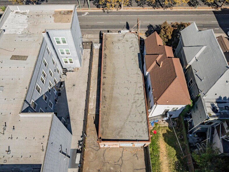 More Photos Of 635 W Grand Ave, Oakland Freestanding For Sale