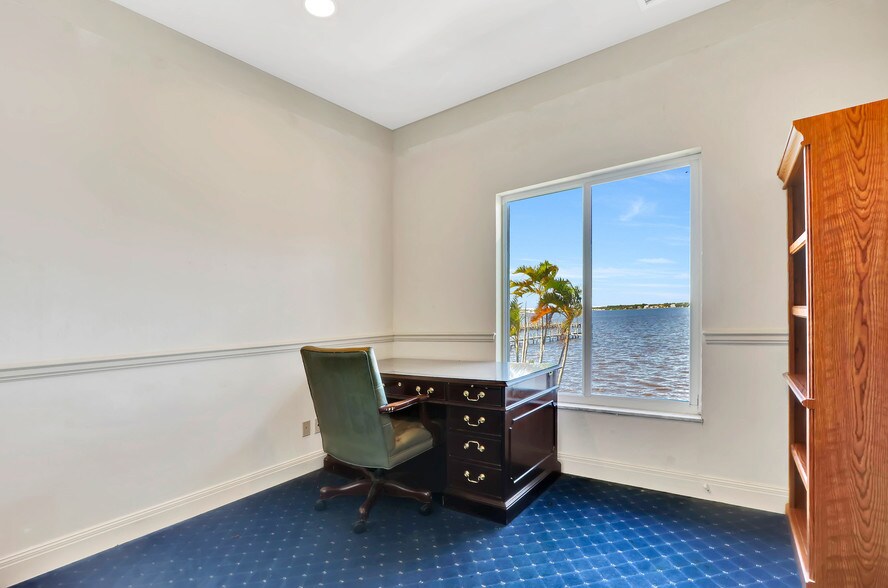 More Photos Of 117 SE Seminole St, Stuart Medical For Sale
