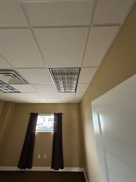 More Photos Of 231 N Twin City Hwy, Nederland Office For Sale