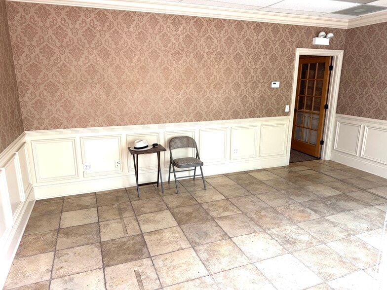 More Photos Of 880 W Lake St, Roselle Warehouse For Lease