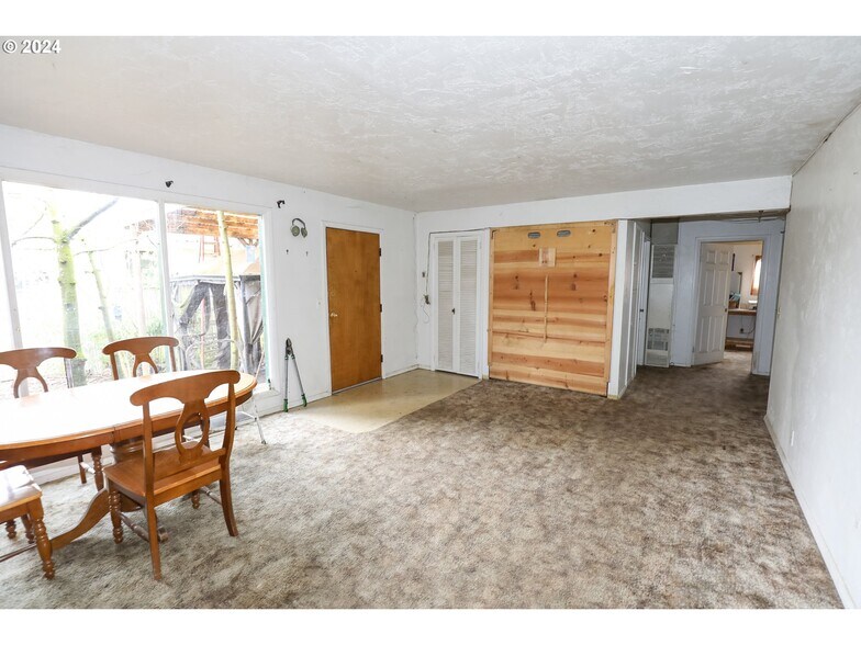 More Photos Of 501 NW Douglas Blvd, Winston General Retail For Sale