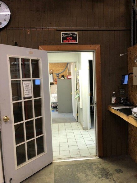 More Photos Of 572-2 Appleyard Dr, Tallahassee Warehouse For Lease
