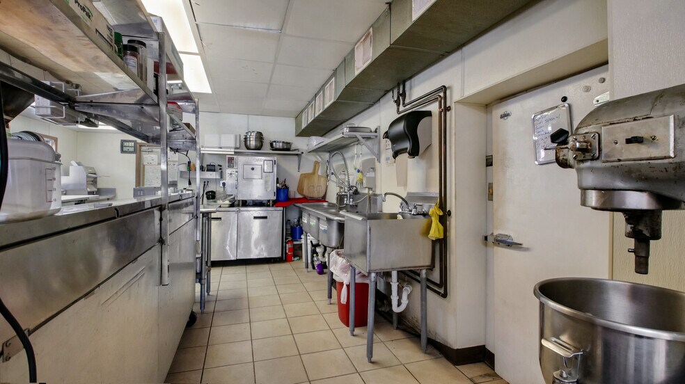 More Photos Of 613 E La Salle Ave, Barron Restaurant For Sale