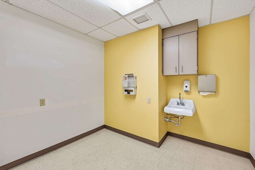 More Photos Of 412 E River St, Elyria Office For Sale