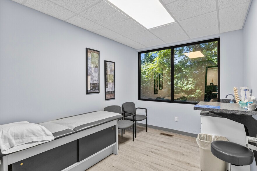 More Photos Of 160 Prosperous Pl, Lexington Medical For Sale
