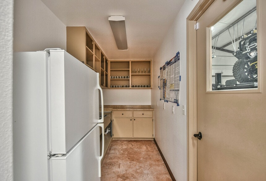 More Photos Of 202 Daisy Dr, Granbury Manufacturing For Sale